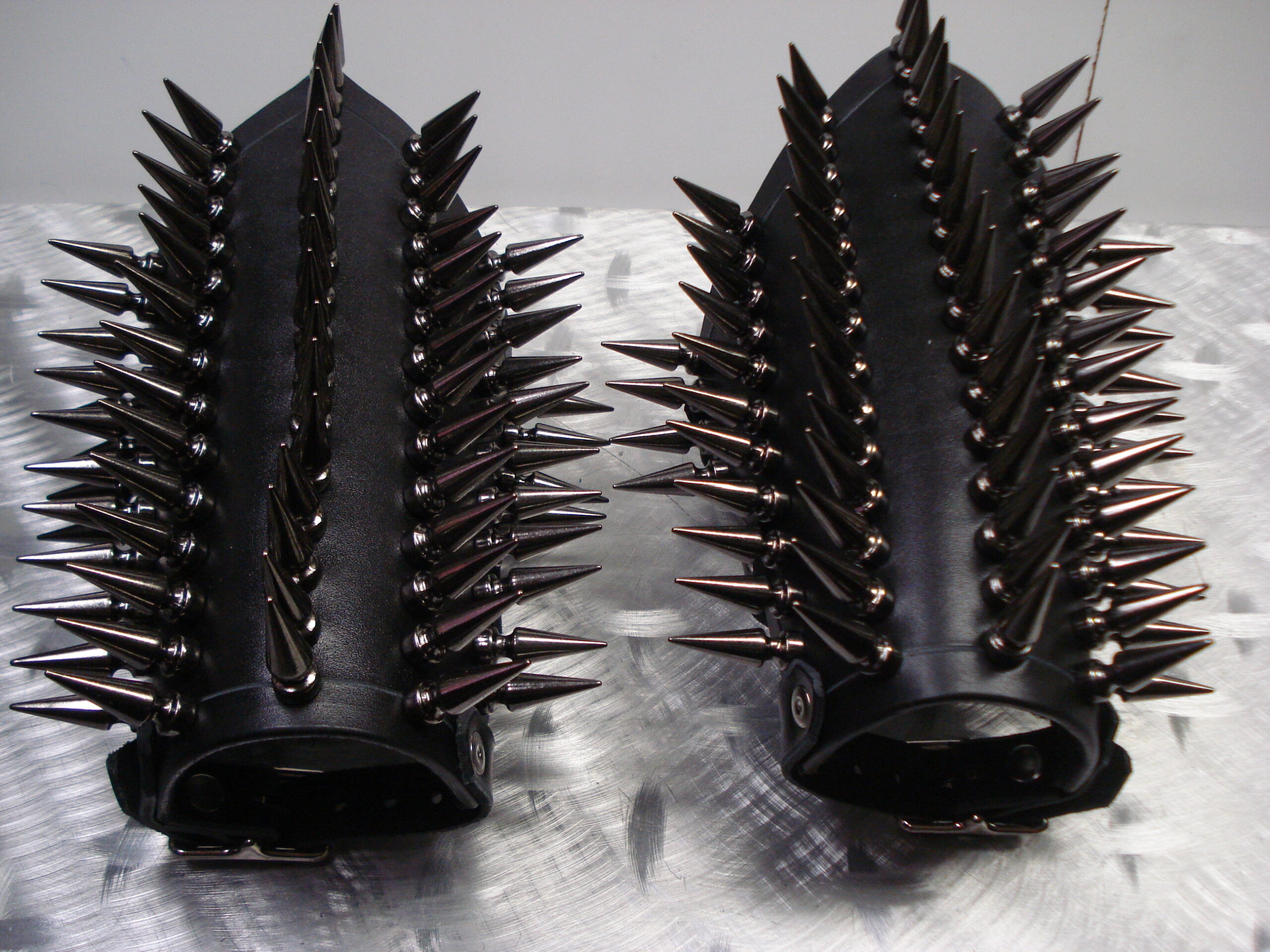 (KULT OV AZAZEL).....Black Chrome Spikes Gauntlet (MDLG0242)