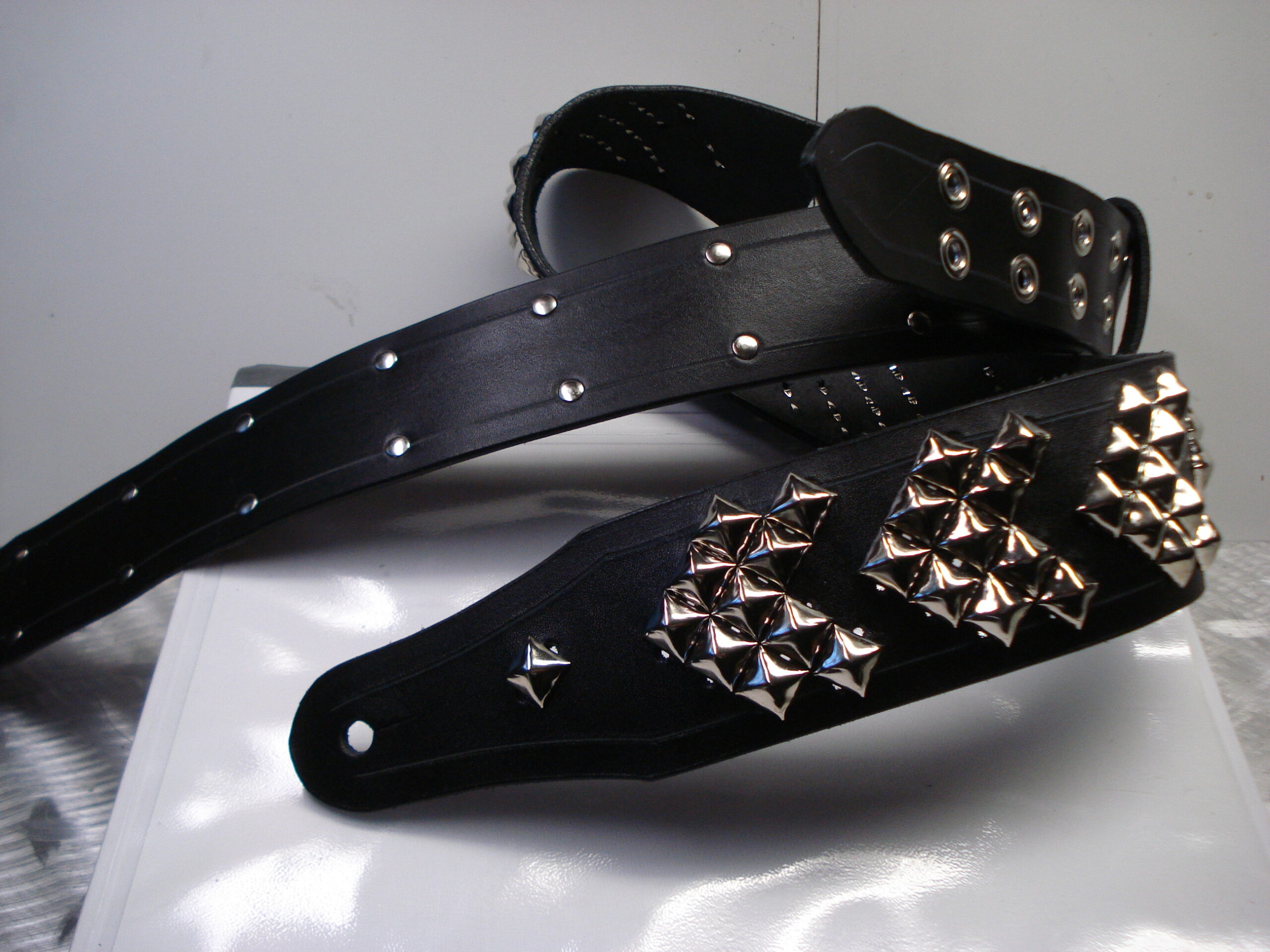 Black Leather Guitar Strap With Eyelets and Large Rings for Custom Look  Unique Guitar Strap Made in USA Heavy Metal, Punk -  Canada